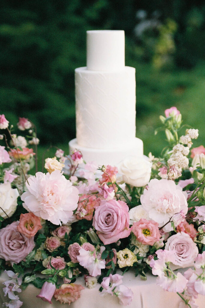 How much does a wedding cake cost in france